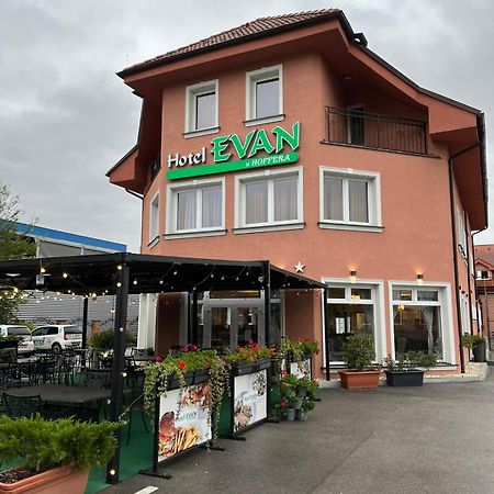 Hotel Evan U Hoffera Topoľčany Extérieur photo