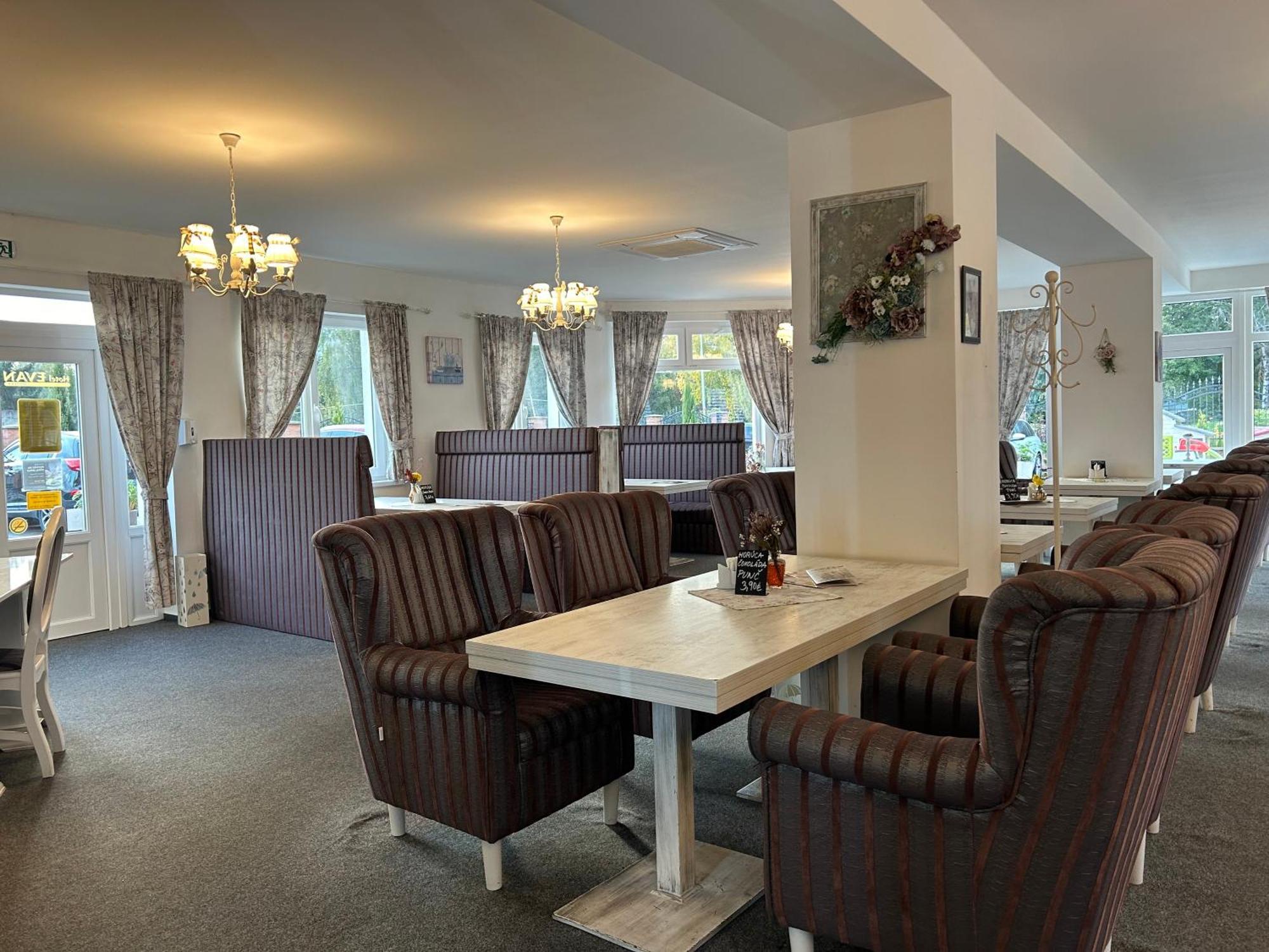 Hotel Evan U Hoffera Topoľčany Extérieur photo