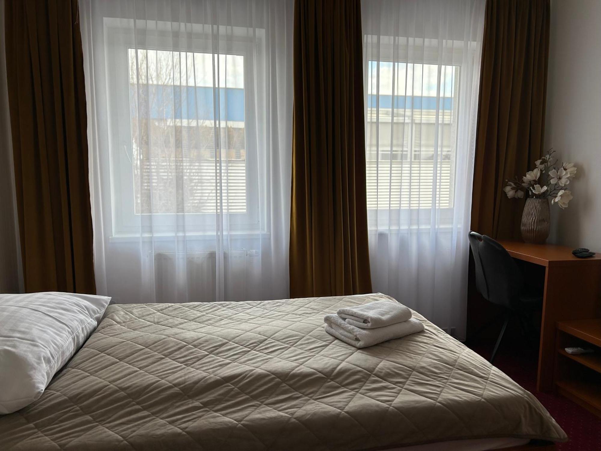 Hotel Evan U Hoffera Topoľčany Extérieur photo